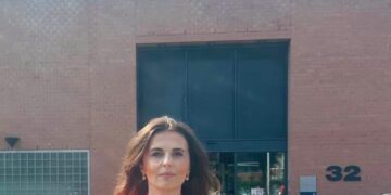 Vlora Çitaku viziton ish-presidentin Thaçi në Hagë: Kokën lart, shpirtin e pathyer, sytë që nuk i shmangen askujt