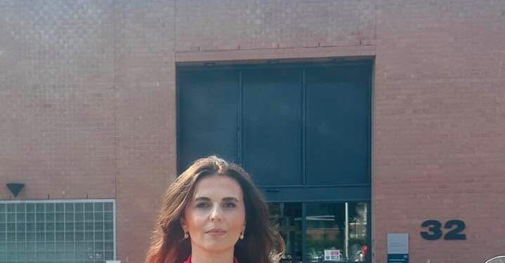 Vlora Çitaku viziton ish-presidentin Thaçi në Hagë: Kokën lart, shpirtin e pathyer, sytë që nuk i shmangen askujt