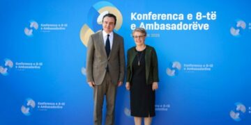 Kurti shpërtheu në lëvdata për diplomacinë e Gërvallës, rivalët thonë se ajo u mor me politikë të brendshme