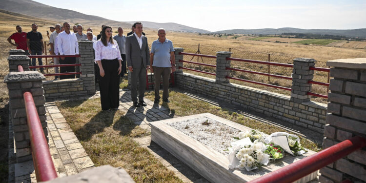 Kurti bën homazhe te varri i veprimtarit Fazli Greiçevci