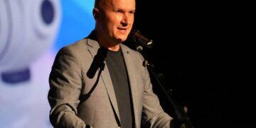 “Çlirimtar” i Shtimes sistemoi Feride Rexhajn në sektorin e arsimit, por ajo vazhdon të merret me tenderët