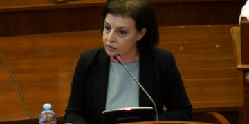 Dështoi të zgjidhet Kryetare e Kuvendit, Donika Gërvalla reagon me fjalët e babait të saj