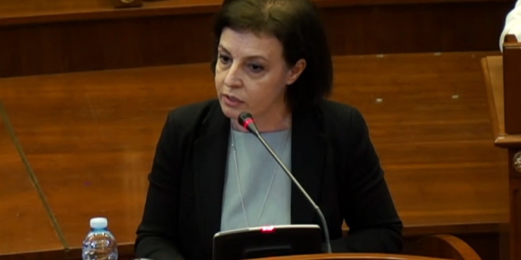 Dështoi të zgjidhet Kryetare e Kuvendit, Donika Gërvalla reagon me fjalët e babait të saj