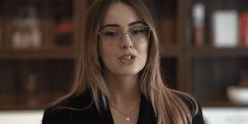 Pamje nga dasma madhështore e Sala Jasharit- Deputetja duket mahnitëse me veshje kombëtare