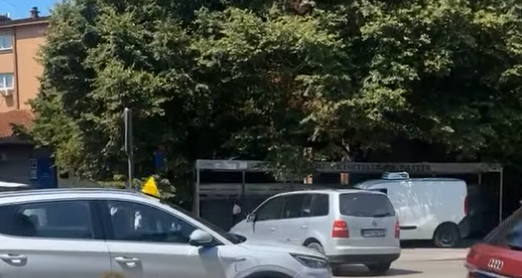 Shoferi me targa nga Serbia futet kundërligjshëm në trafik duke rrezikuar këmbësorët midis Prishtinës