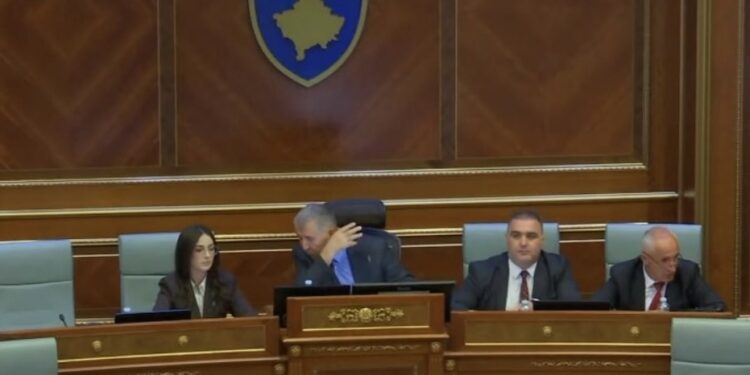 “Veç rri, veç rri. Edhe unë i dëgjoj sikur ti”, momenti kur Dehari përbuz lutjen e Jasharit në kërkesën e PDK-së për pauzë (VIDEO)