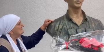 “Djali jem, qitash je ardhë në katun tanin” – Në Dobërdelan zbulohet busti i dëshmorit Bahri Gollopeni
