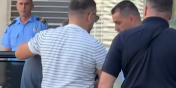 Vrasja e Enver Bajraktarit në Lipjan, i dyshuari del para Gjykatës