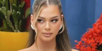 Lela shfaqet joshëse, mbulon gjoksin me duar