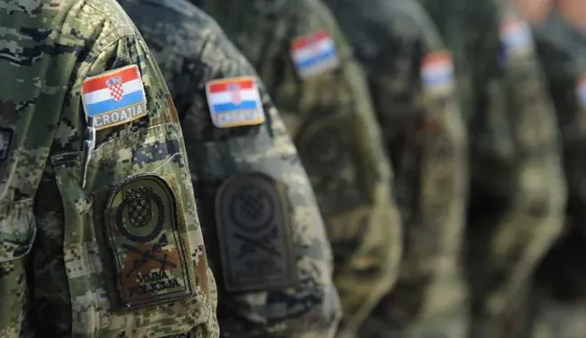 Media kroate: Piloti kroat i KFOR-it dhe e dashura e tij nga Kosova arrestohen nën dyshimin për spiunazh te Lista Serbe