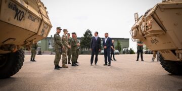 Albin Kurti së bashku me komandantin Bashkim Jashari pranojnë autoblindat nga SHBA të destinuara për FSK-në