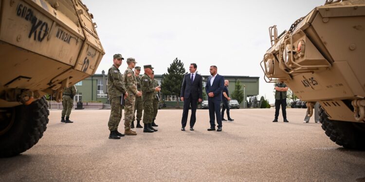 Albin Kurti së bashku me komandantin Bashkim Jashari pranojnë autoblindat nga SHBA të destinuara për FSK-në