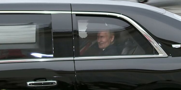 E pazakontë, Putini hipën në veturën presidenciale të Trumpit