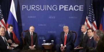 Dueli historik, Trumpi dhe Putini përball me ekipet e tyre