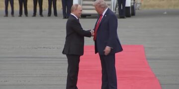 Ballë për ballë me Putin, Trump në stilin e tij i duartrokiti liderit rus