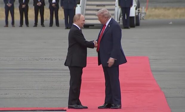 Ballë për ballë me Putin, Trump në stilin e tij i duartrokiti liderit rus