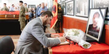 Krasniqi merr pjesë në varrimin e Ilmi Ramadanit: Kosova humbi një personalitet të rrallë të rezistencës