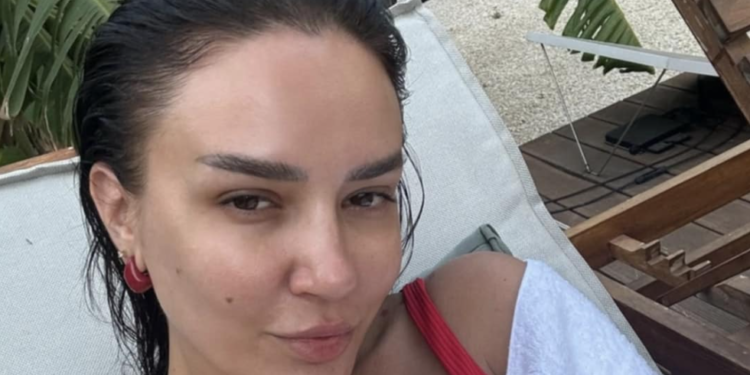 Bora Zemani fotografohet e mbështjellur me peshqir, mahnitë me pamjen