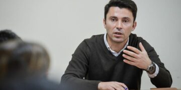 Adnan Rrustemi i VV-së, që dështoi të bëhej deputet, i “sulet” zyrtares së Ambasadës Amerikane në Facebook