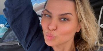 Rike Roçi ‘çmend’ rrjetin në pozat në bikini