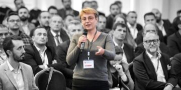 Eskalon Dejona Mihali, i sulmon të gjithë: Flet për takime të ambasadorëve me gjyqtarë, akuzon KGJK-në, PZAP-në dhe opozitën