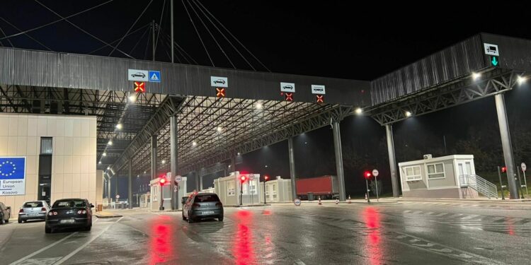 Fluks i madh në Merdar, qytetarët ftohen të përdorin pika kufitare alternative