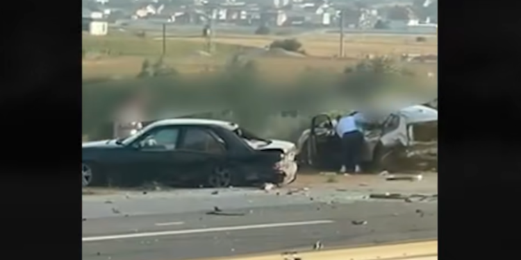 Një i vde’kur dhe 10 të lënduar në aksidentin në Komoran