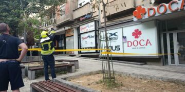 Rrëzohet pjesë e fasadës në shëtitoren e Mitrovicës së Veriut – nuk ka të lënduar