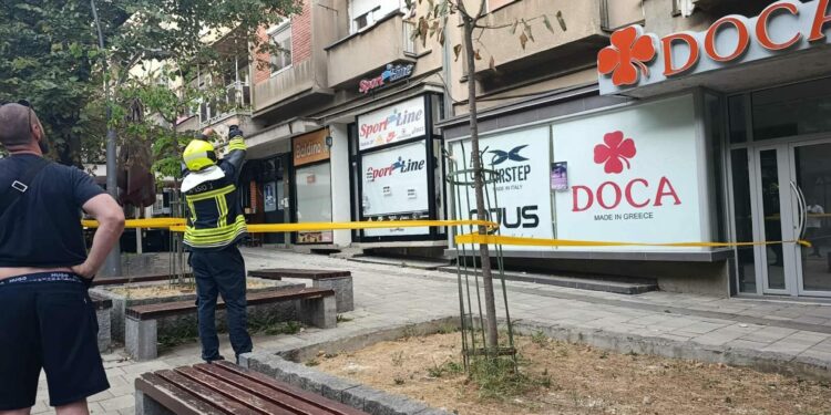 Rrëzohet pjesë e fasadës në shëtitoren e Mitrovicës së Veriut – nuk ka të lënduar