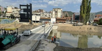 Shtrohet asfalti në urën e re mbi Iber në Mitrovicë (Foto)