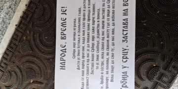 Shfaqen fletushka me mesazhe për “Rezistencë” në Mitrovicë të Veriut