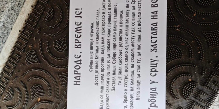 Shfaqen fletushka me mesazhe për “Rezistencë” në Mitrovicë të Veriut