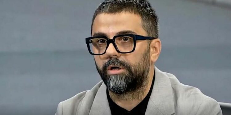 Behrami: Gati për protestë me këtë pankartë kundër drejtësisë së politizuar nga Jack Smith
