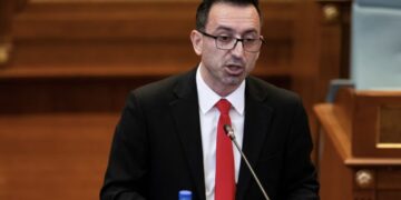 Dimal Basha e shpalli “të përmbyllur” seancën konstitutive, Cakolli: Shpikja e tij nuk ka asnjë vlerë juridike