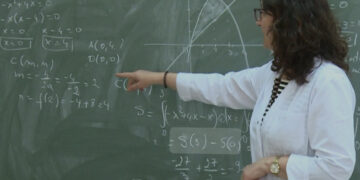 Mësimdhënësit po ikin, mbi 600 e kanë lënë Kosovën këtë vit