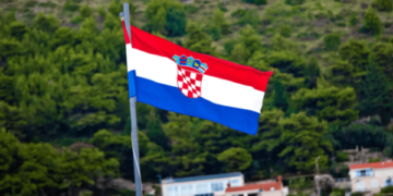Kroacia nderon shqiptarët, flamuri kuqezi në Zagreb në paradën e 30-vjetorit të luftës kundër serbëve