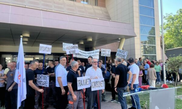 Protestojnë punëtorët e KOSTT-it, kërkojnë rritje të pagave
