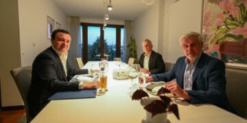 Kurti diskuton me zyrtarin gjerman për sfidat politike dhe rrezikun nga lajmet e rreme