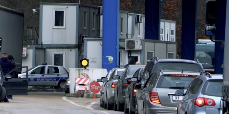 Pritjet e qytetarëve për të dalë nga Kosova arrijnë deri në dy orë