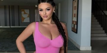 Enca Haxhia ndez Instagramin me foto në bikine rozë