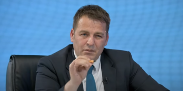 Vendimi i Kushtetueses “tërbon” Armend Mujën, vërsulet në sulm
