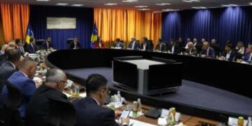 Qeveria bllokon xhirollogaritë bankare të Komunës së Deçanit, reagon AKK