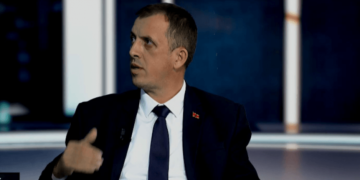 “Mos e tepro”: Salih Zyba tregohet i ashpër me gazetarin veç pse e pyeti a do të jetë pjesë e protestës së OVL-UÇK-së