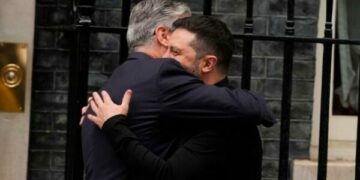 Starmer e pret me përqafim Zelenskyn në Londër, nisin diskutimet në Downing Street para takimit Trump-Putin