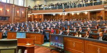 Deputetët e disa partive bashkohen në një diskutim të përbashkët – për herë të parë që nga pauza kushtetuese e Kuvendit