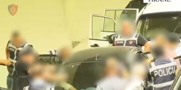 EMRI/ Aksion si në filma në tunelin e Murrizit! Kapet 22-vjeçari me armë, do ua shiste grupeve kriminale