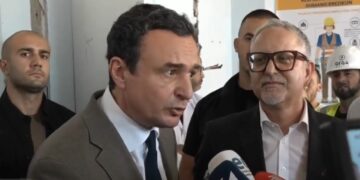 “Thoni pronarit tuaj…” – Kurti kapet me gazetaren pasi ministri Vitia u zë ngushtë në pyetje për barna