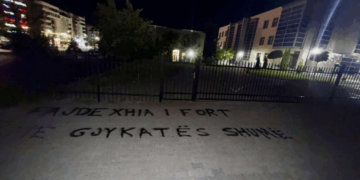 Revolta në Gjilan pas vrasjes së trefishtë – qytetarët mbulojnë muret e gjykatës me mbishkrime