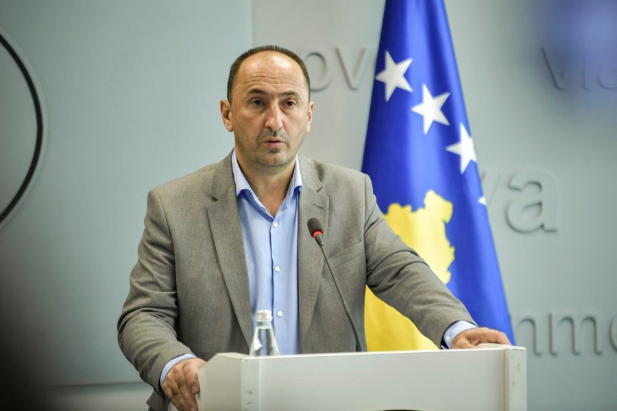 Pak më ndryshe se VV-ja, Liburn Aliu ia bën “like” një postimi për protestën kundër Gjykatës Speciale