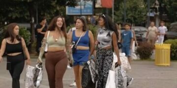 Mërgimtarja nga Peja i sjell shoqet zvicerane në dasmë shqiptare në Kosovë